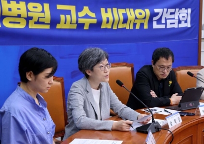 [포토] 발언하는 강희경 서울의대·서울대병원 교수 비대위 위원장