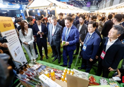 [포토] 공익상품 보는 최태원 대한상의 회장