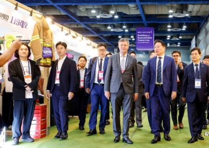 [포토] 사회적가치 페스타 참가 부스 방문한 최태원 대한상의 회장