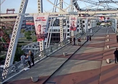 '록스타였네?'…투신하려던 여성과 대화 나누고 꼭 껴안아 살려낸 '본 조비' 