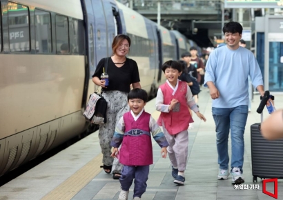 [포토] 한복 입고 기차 타러 가는 형제