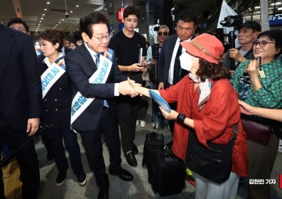[포토] 귀성길 시민들과 인사하는 이재명 대표