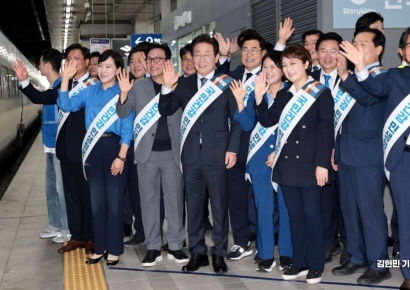 [포토] 용산역 귀성인사 나선 더불어민주당