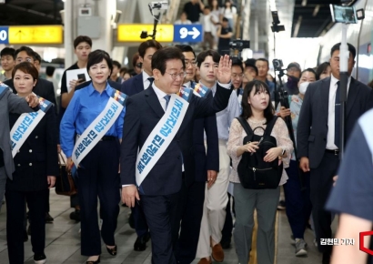 [포토] 귀성객들 향해 손 흔드는 이재명 대표