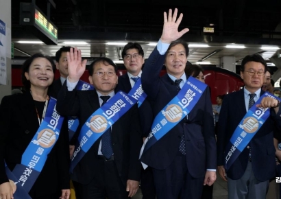 [포토] 귀성길 시민들 향해 인사하는 조국 대표