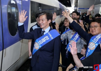 [포토] '고향 잘 다녀오세요' 귀성 인사 나선 조국혁신당