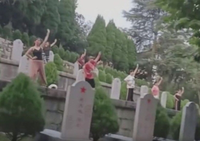참전용사 묘지서 중년 여성들 '춤판'…"제 정신이냐" 중국 분노
