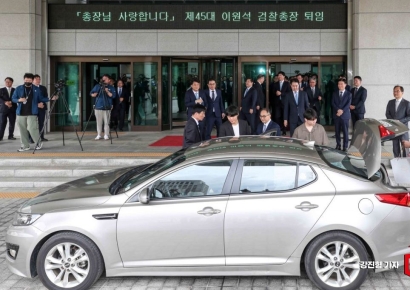 [포토] 퇴임식 마친 뒤 본인 차량 탑승하는 이원석 검찰총장