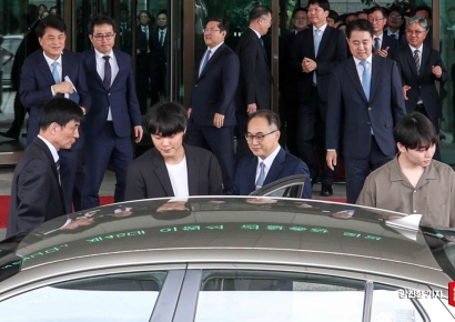 [포토] 가족과 함께 대검찰청 나서는 이원석 검찰총장