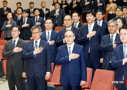 [포토] 국민의례하는 이원석 검찰총장