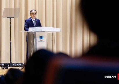 [포토] 퇴임사하는 이원석 총장