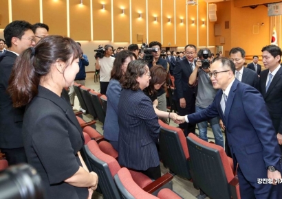 [포토] 직원들과 악수하는 이원석 검찰총장