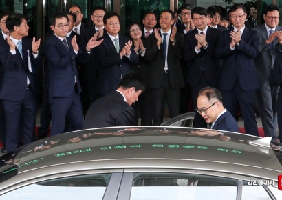 [포토] 박수 받으며 떠나는 이원석 검찰총장