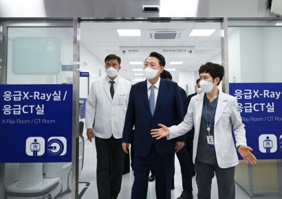 尹 "의료인 보람 느끼도록 보상체계 마련…정부 진정성 믿어달라"