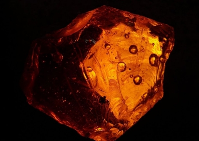 개울서 주워 수십년간 문 괴던 돌이 15억…"세계에서 가장 큰 호박석"