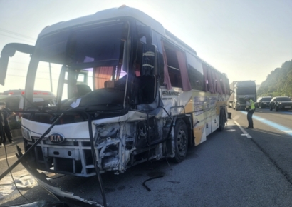 남해고속도로서 고속버스 가드레일 충돌…22명 중경상