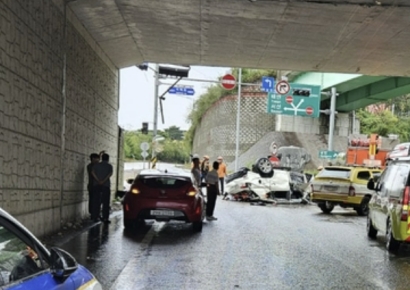 일가족 3명 탄 차량 빗길에 추락…서산 교차로서 1명 숨져