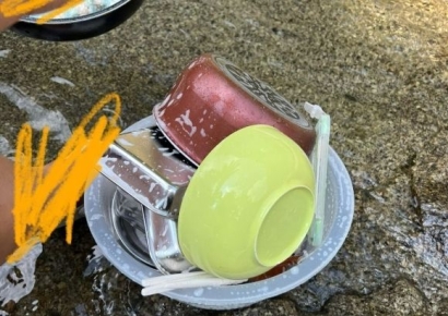 물놀이하는 계곡서 설거지하는 노인 지적하자…"어쩔 수 없다"