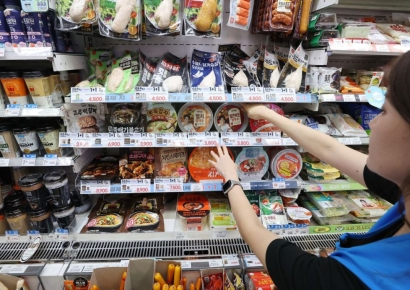 "물건 훔쳤죠?" 절도 착각해 20대 여성 몸 수색한 60대, 유죄