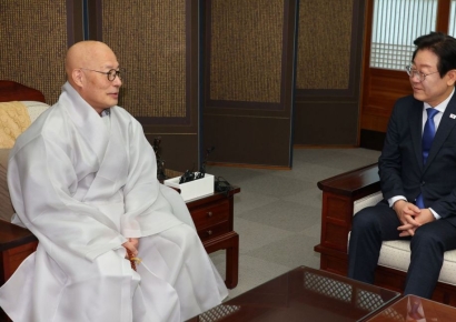 이재명, 진우스님 만나 "의정 갈등 중재에 종교계 나서달라"