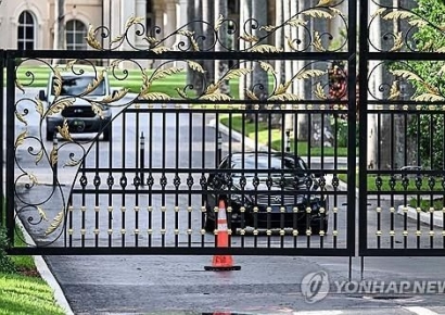 트럼프, 두번째 암살시도 겪어…AK소총 겨눈 남자 체포