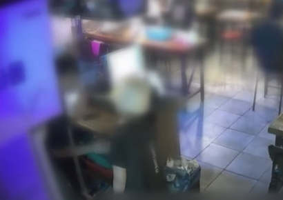 만취한 50대女, 아들뻘 알바생 껴안고 성추행 후 "나 전과 10범"