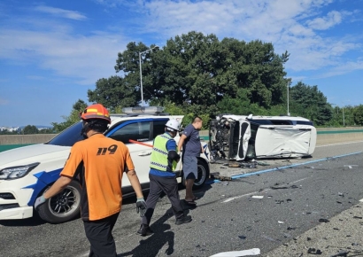 경부고속도로 청주IC 인근서 6중 추돌사고…18명 중경상