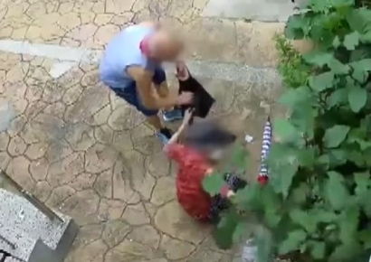 남의 단독주택에 들어와 가지 훔친 노부부…'손발이 척척'