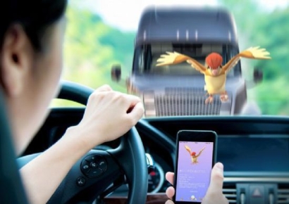 '이러지 마세요' 신호 바뀌어도 안 가던 앞 차…교통사고 원인 60%인 휴대폰