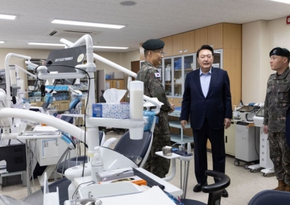 尹, 추석 맞아 최전방 15사단 방문…"적 도발시 압도적 대응"