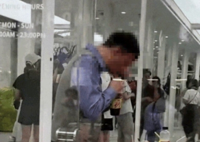 명동 한복판에서 이런 짓을…매장 입구 보관한 남의 음료 마신 남성 