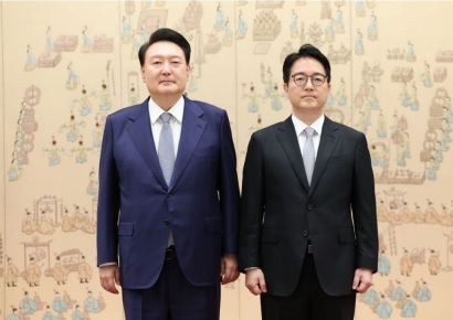 尹대통령, 심우정 신임 검찰총장에 임명장