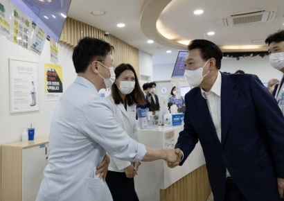 尹, 어린이병원 찾아 의료진 격려…"정부가 더 많이 지원하고 뒷받침"
