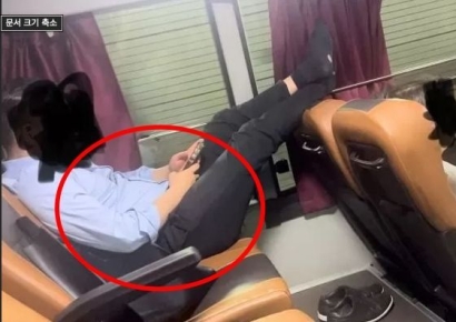 구멍난 양말 신고 두 다리 '쭈욱'…광역버스 민폐남 눈살