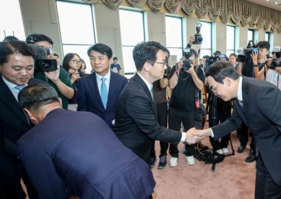 [포토] 취임식 마친 뒤 직원들과 악수하는 심우정 검찰총장