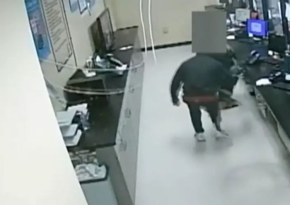 어디서 배웠나…미국서 환전소 천장 뚫고 2억 털어간 2인조