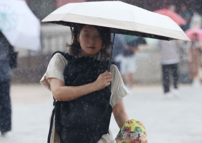 [포토] 비온다, 달려라