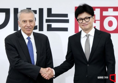 [포토] 악수하는 한동훈 대표와 필립 골드버그 주한 美대사
