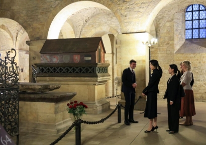 김건희 여사, 체코 '고서 복원' 시연회 참관…한지 활용가치 소개