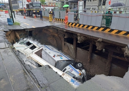 부산서 깊이 8미터 싱크홀 발생...車 2대 통째로 삼켜