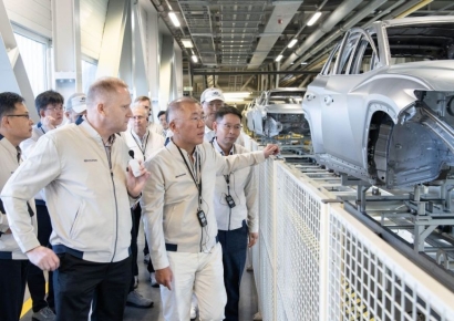 "전기차시장 어렵지만 더 노력하자" 체코서 직원 독려한 정의선 회장