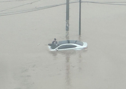 호우특보 김해에 뜬 '제2의 서초동 현자'…"멋대로 차 위에 올라가 죄송"
