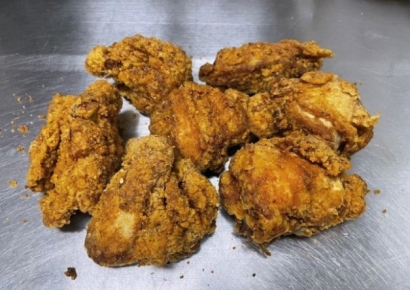 "1분 더 튀겼을 것"…배달치킨 탔다며 가게 주방 들이닥친 고객