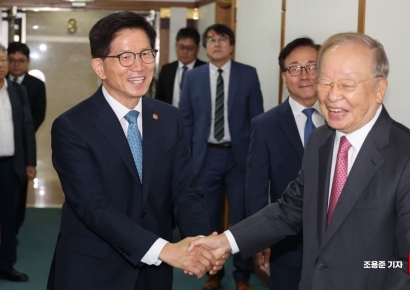 [포토] 밝게 인사나누는 김문수 장관과 손경식 회장