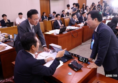 [포토] 여야 간사와 대화하는 정청래 법사위원장