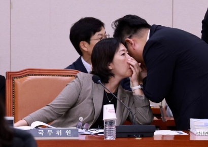 [포토] 관계자와 대화하는 신영숙 여가부 차관