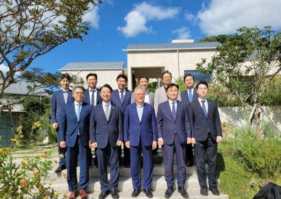 민주당, 文 만나 "검찰의 무도한 정치 탄압…강력 대응하겠다"