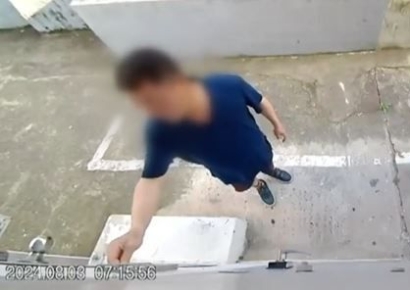 3년째 여자만 사는 집 훔쳐보는 남성…"10번 이상 신고해도 소용없어"