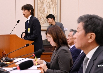 [포토] 의원 질의에 답하는 홍명보 감독