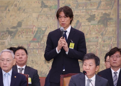 홍명보 "감독직 수락, 마지막 봉사"…뿔난팬들 "20억 받는 봉사?"